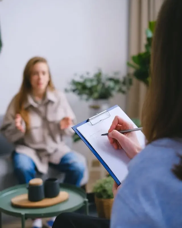 En gynécologie, la sage-femme est compétente pour réaliser le suivi des patientes à bas risque, de l’adolescence à la ménopause.